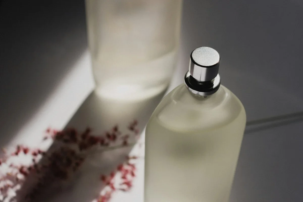بهترین عطر مردانه برای تابستان؛ ۱۰ رایحه خنک و تازه