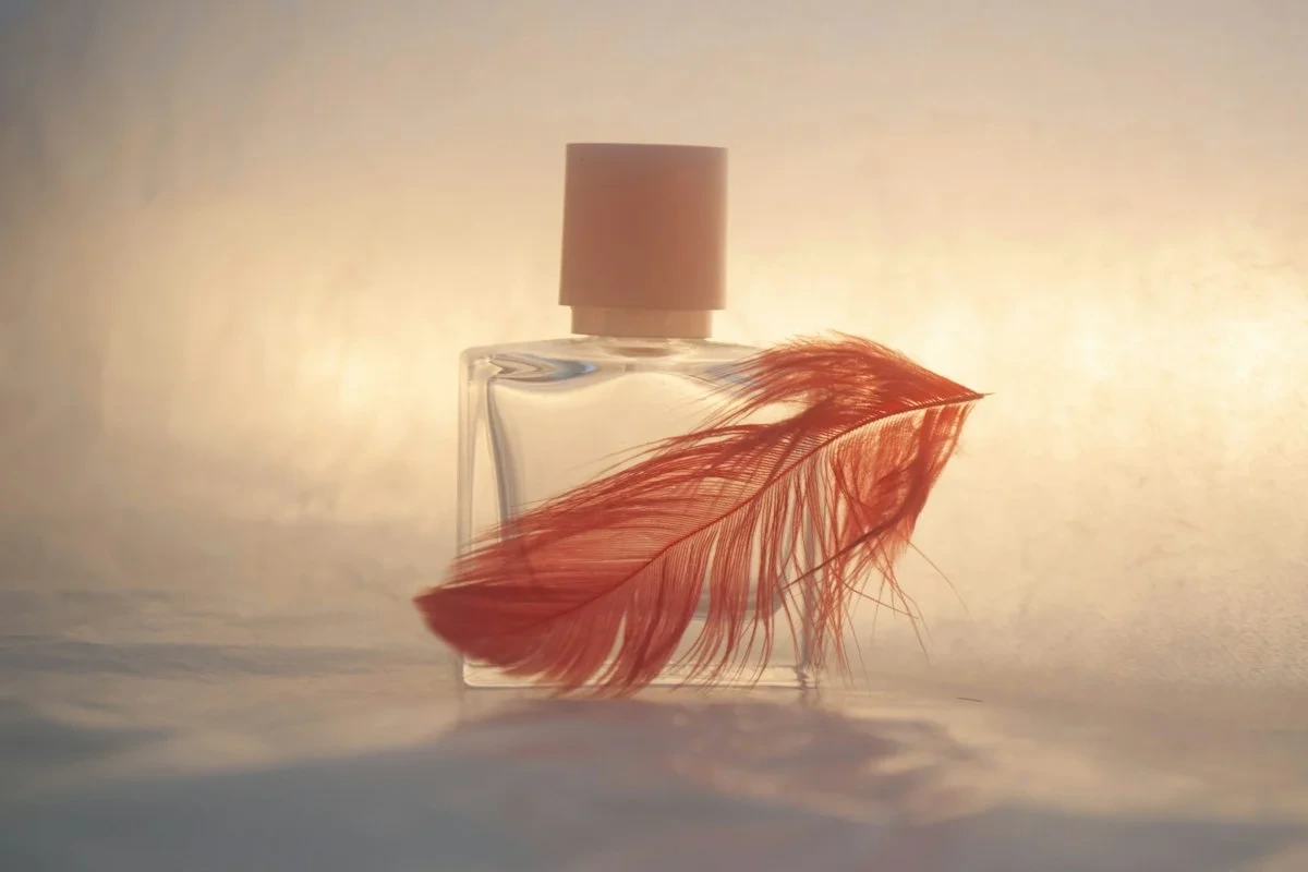 ماندگارترین عطرهای زنانه؛ ۱۰ رایحه که ساعت‌ها می‌مانند